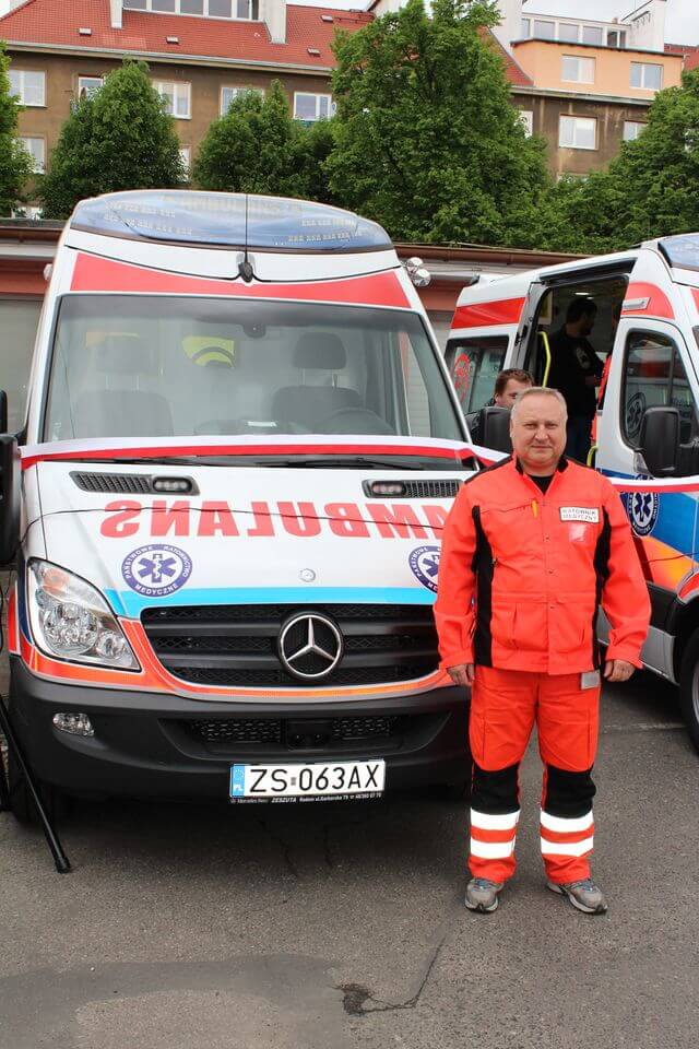 Zdjęcia ratownika przy ambulansie